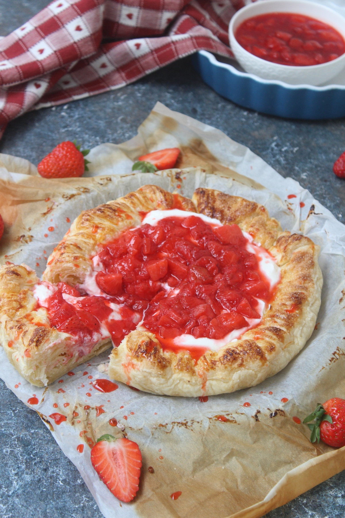 Torta di sfoglia con fragole e ricotta, pronta in 5 minuti ...