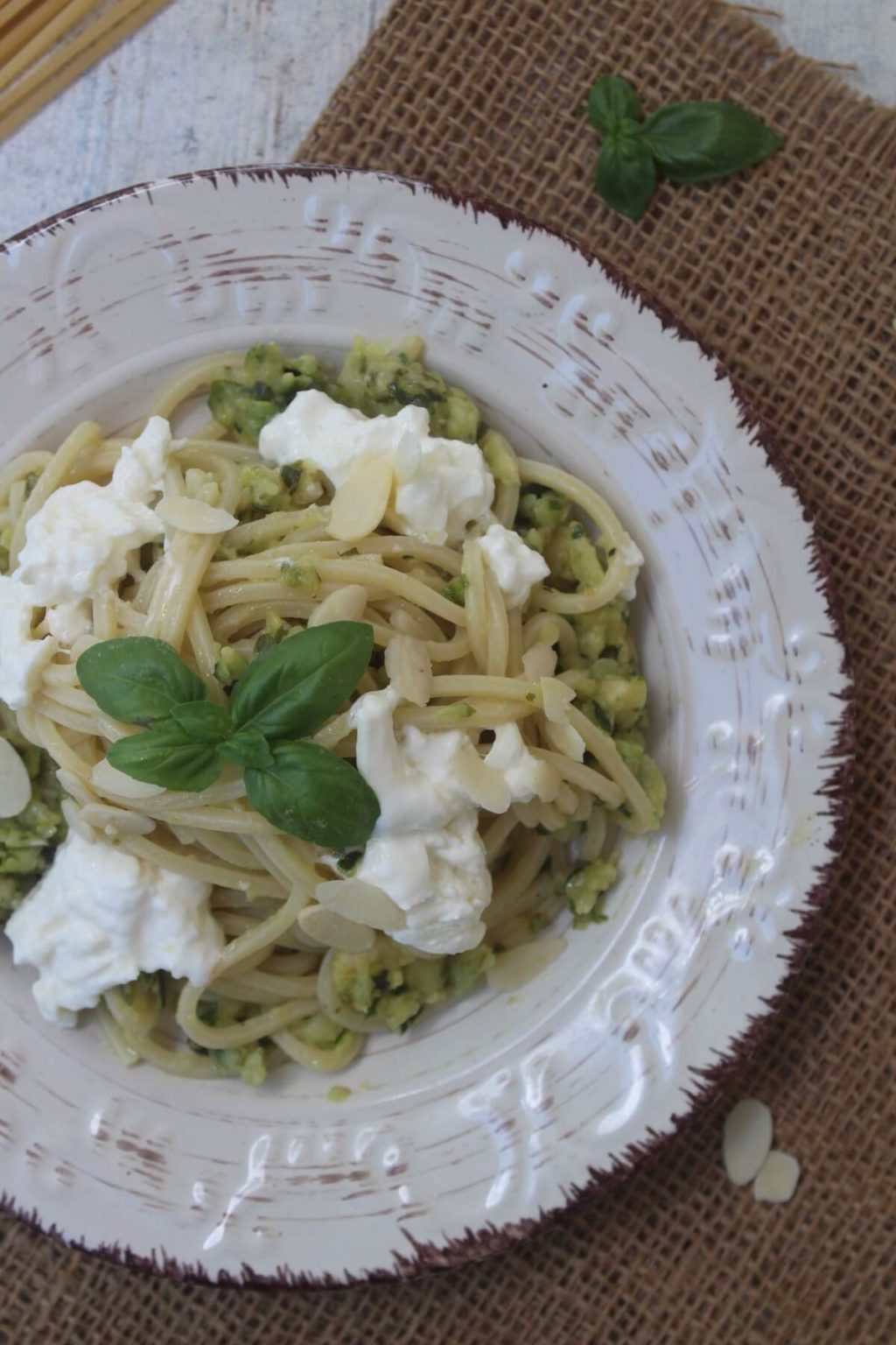 Spaghetti Con Crema Di Zucchine E Stracciatella, Pronta In 5 Mosse ...