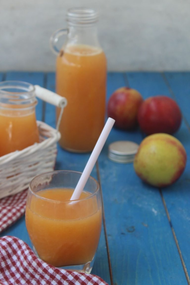 Succo di frutta alla pesca fatto in casa, fresco e ...