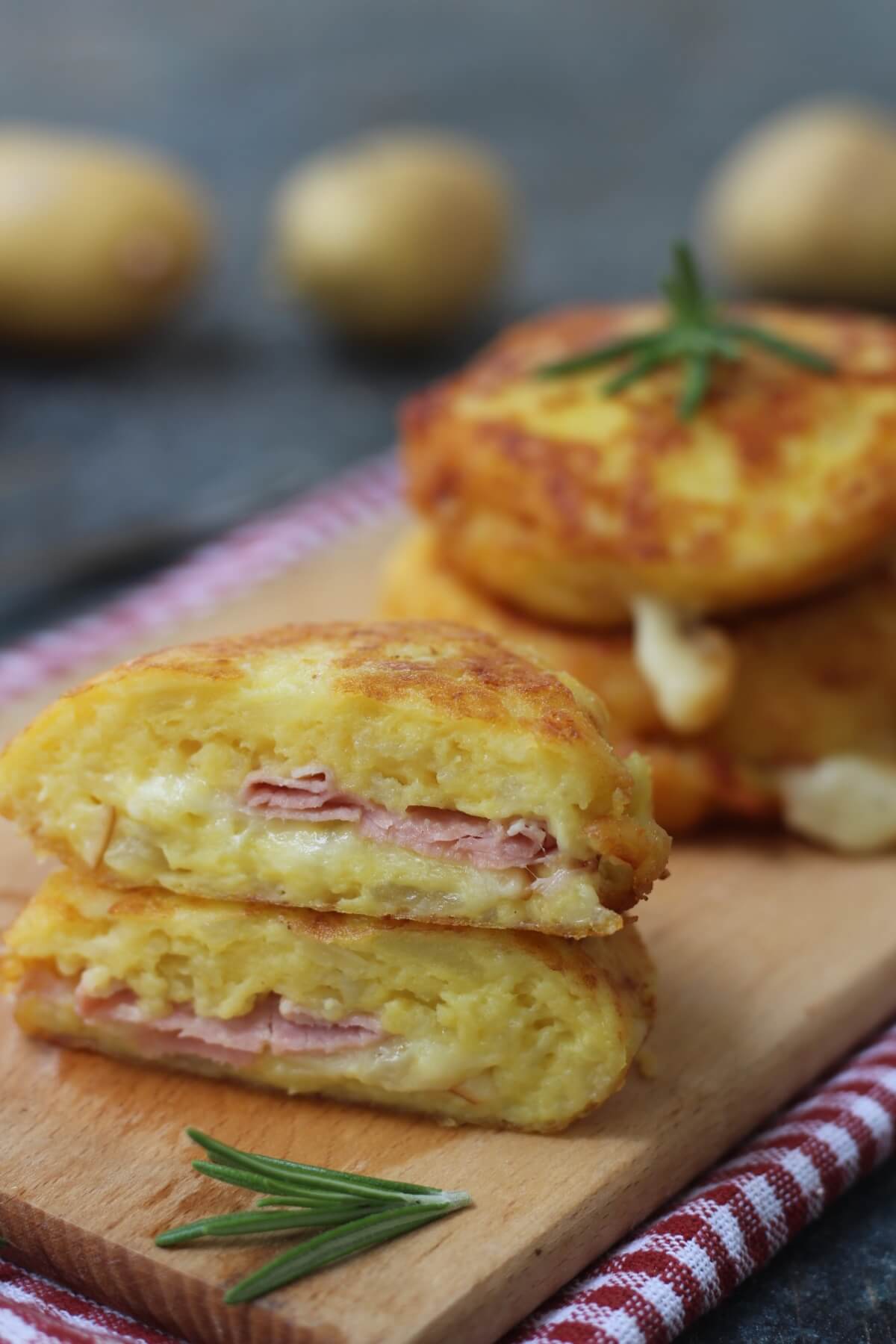 Focaccine di patate in padella con prosciutto cotto e ...