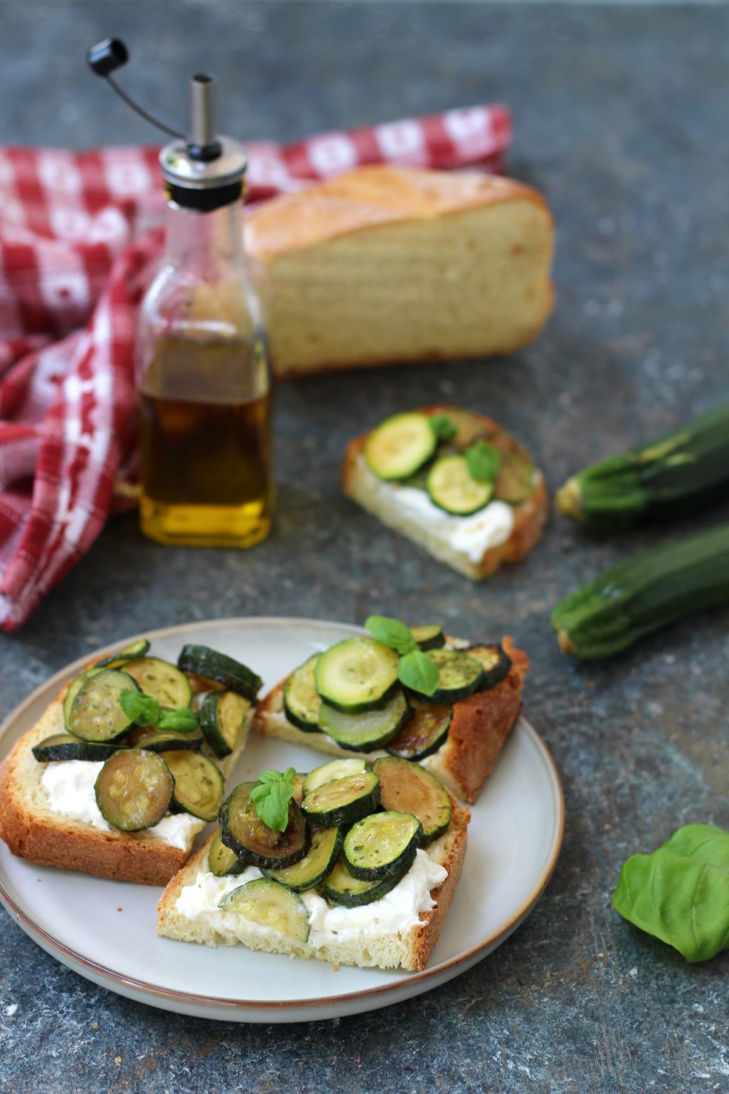 Bruschette Con Zucchine Trifolate E Mozzarella Di Bufala - Cibo Che ...